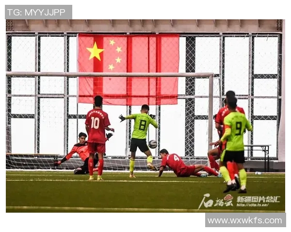 足球明星在绿茵场上专注训练展现风采的精彩瞬间