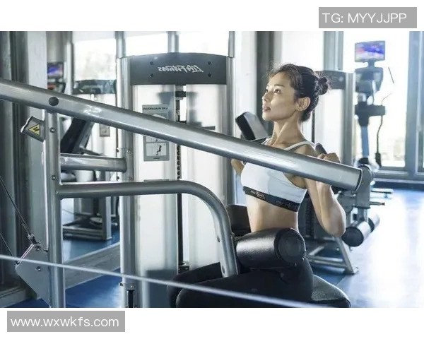 足球明星翘臀照片引发女孩们的时尚潮流与健身热潮