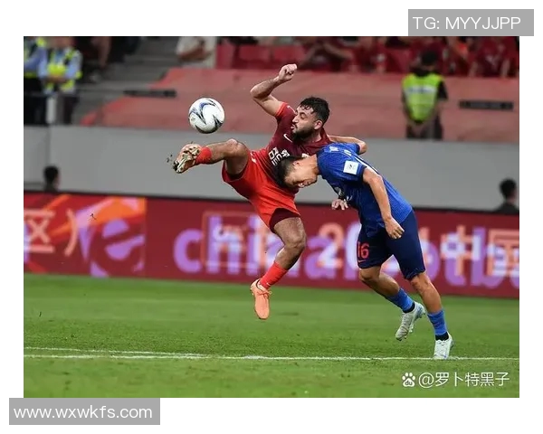 墨尔本胜利与川倚前锋的激烈对决展现足球魅力与团队精神